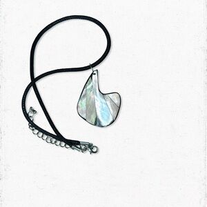 4613a. Taupe Shell Pendant Necklace